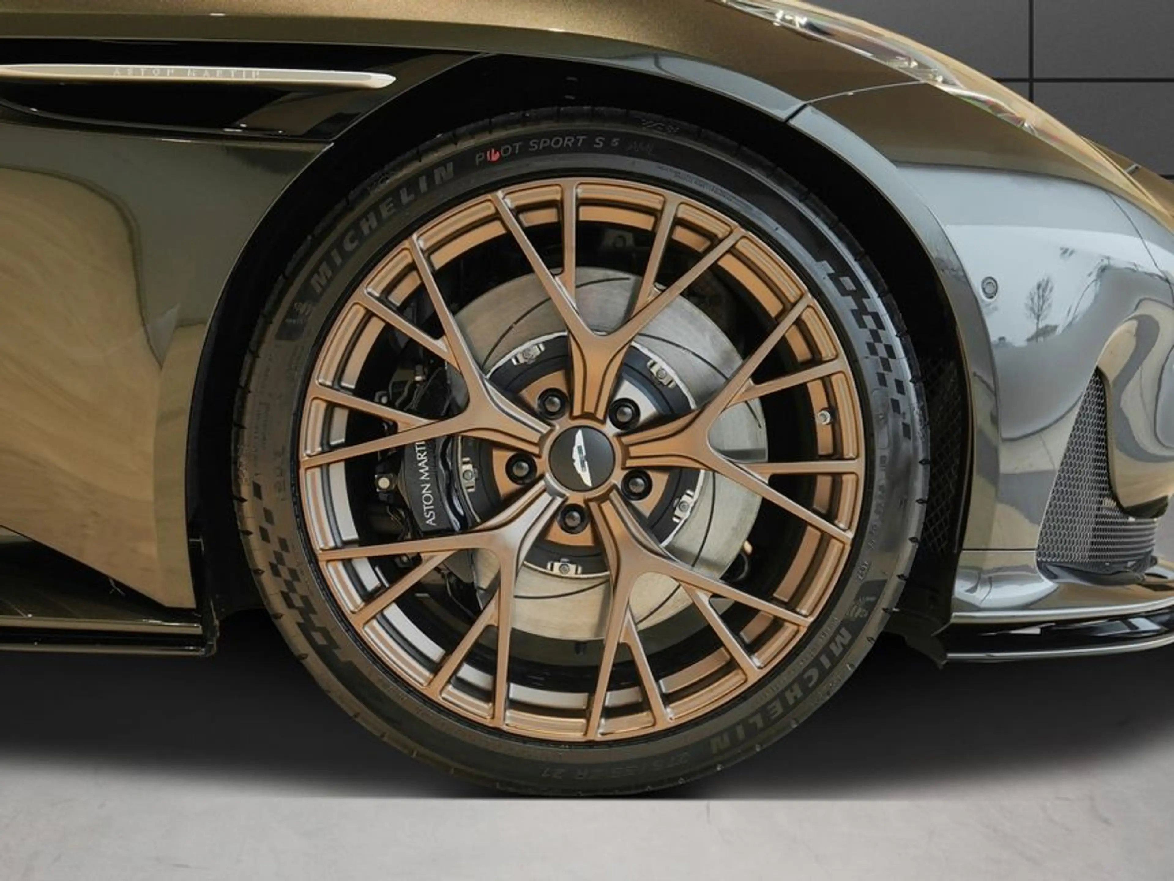 Aston Martin DB12 Coupe — photo 4