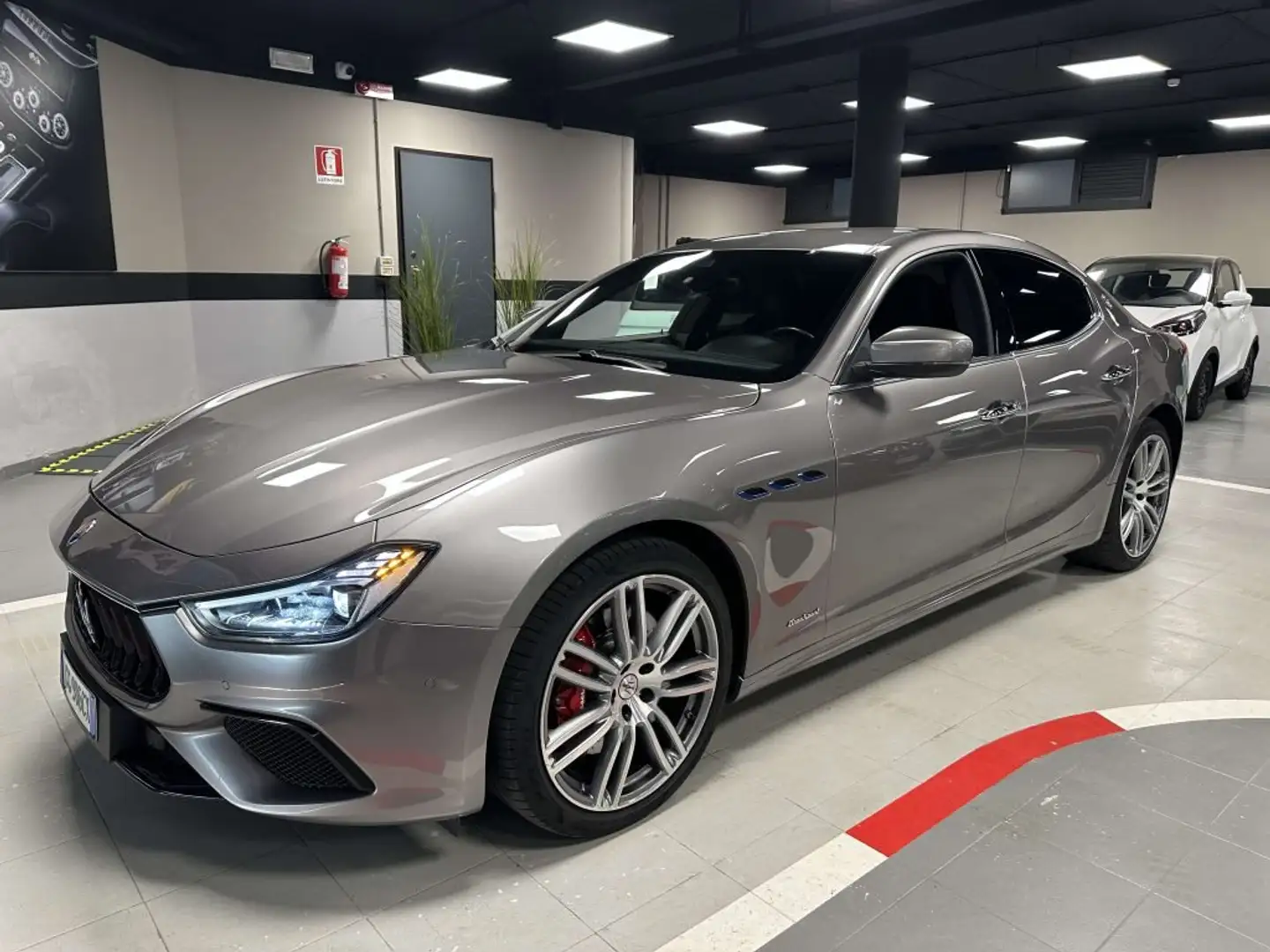 Maserati Ghibli III 2021 2.0 mhev Gransport 330cv auto Gris - 1
