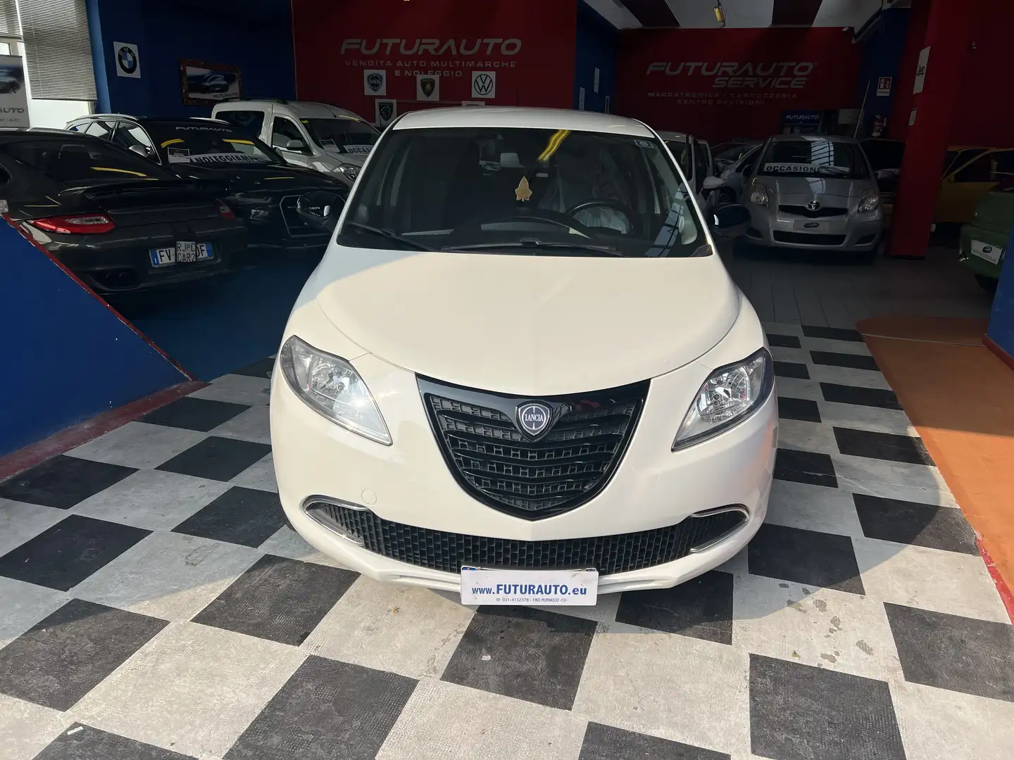 Lancia Ypsilon 1.2 8v Platinum s&s 69cv Neo Patentati Bianco - 1