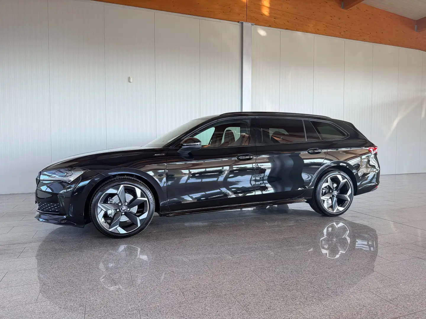 Skoda Superb 2.0 TDI 110 kW Sportline Schwarz - 1