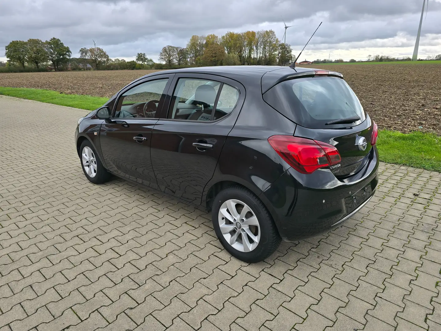 Opel Corsa E 1,2 i Aktive 5 türig SHZ LHZ Alu Allwetter Schwarz - 2