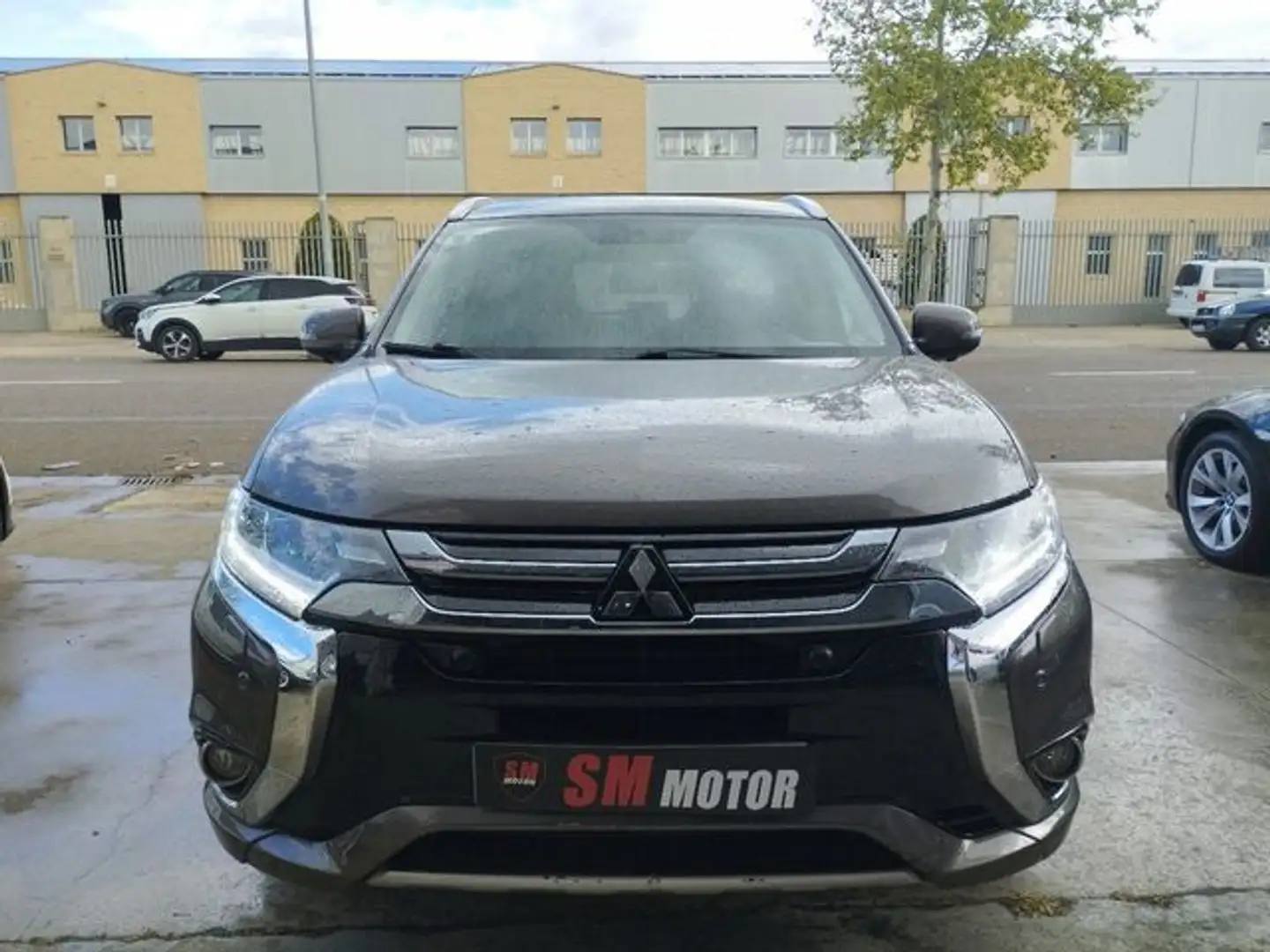 Mitsubishi Outlander PHEV Kaiteki 4WD Gris - 2