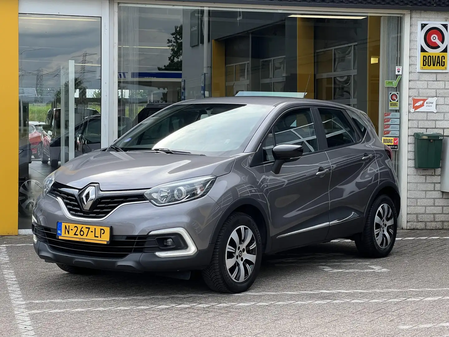 Renault Captur 0.9 TCe Limited | Trekhaak | All-Season | Navigati Grijs - 2