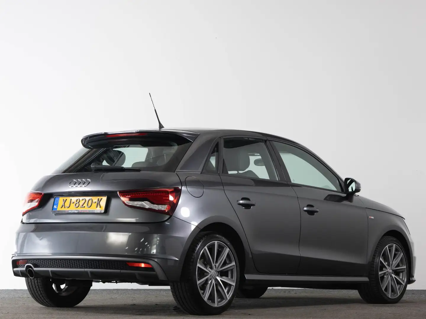 Audi A1 Sportback S-Line 1.0 TFSI 95 PK | Xenon | Navigati Grijs - 2