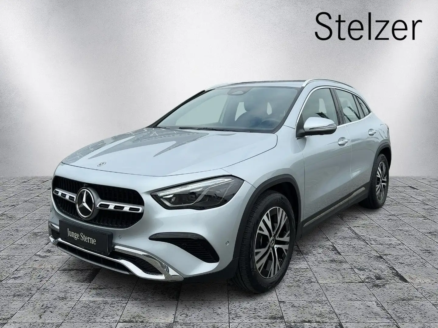 Mercedes-Benz GLA 180 Österreich-Edition FAP Klima Shz eHeck Silber - 2