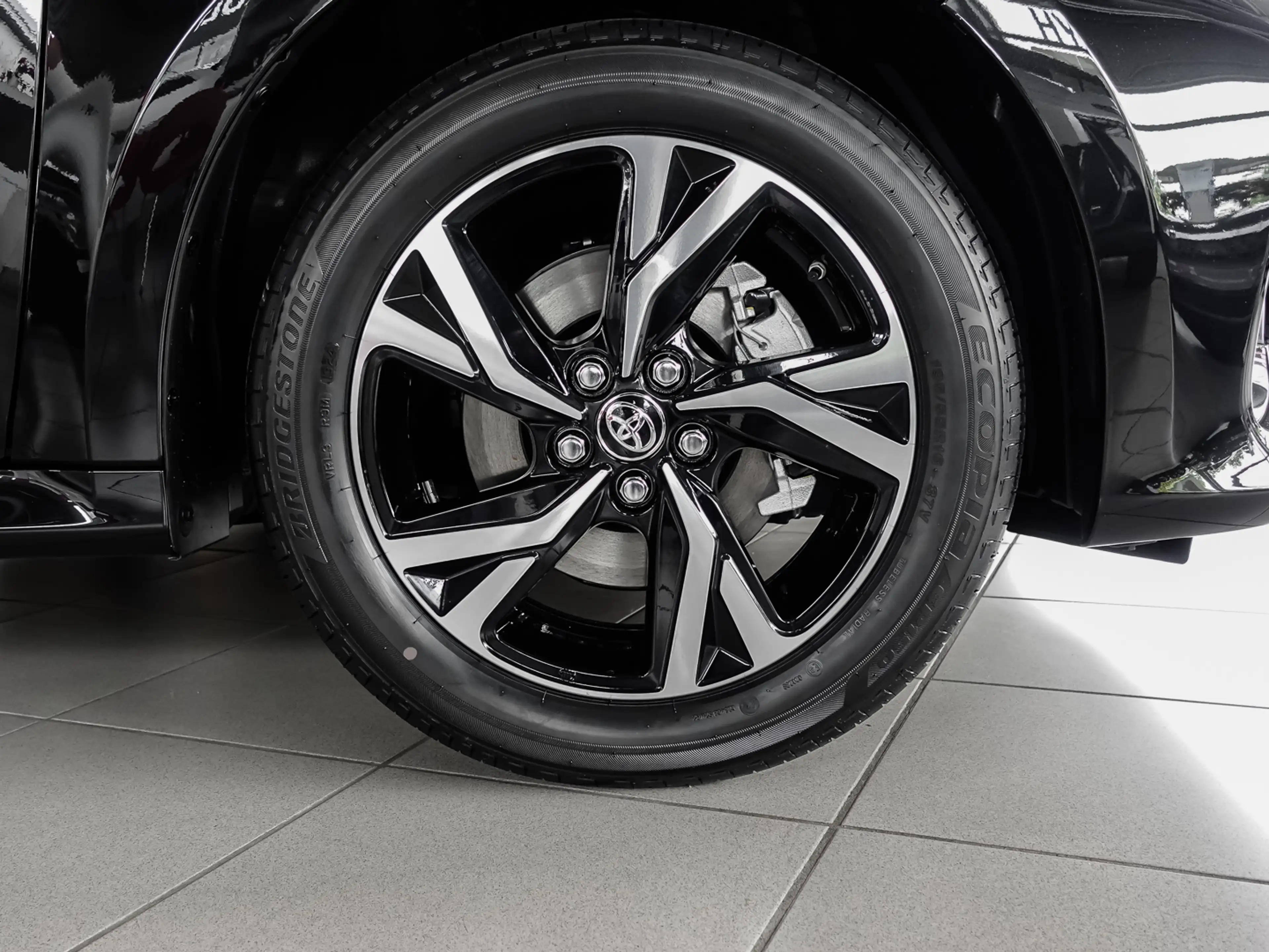 Toyota Yaris Hybrid Teamplayer +Comfort P. +div.Farben+ — photo 4