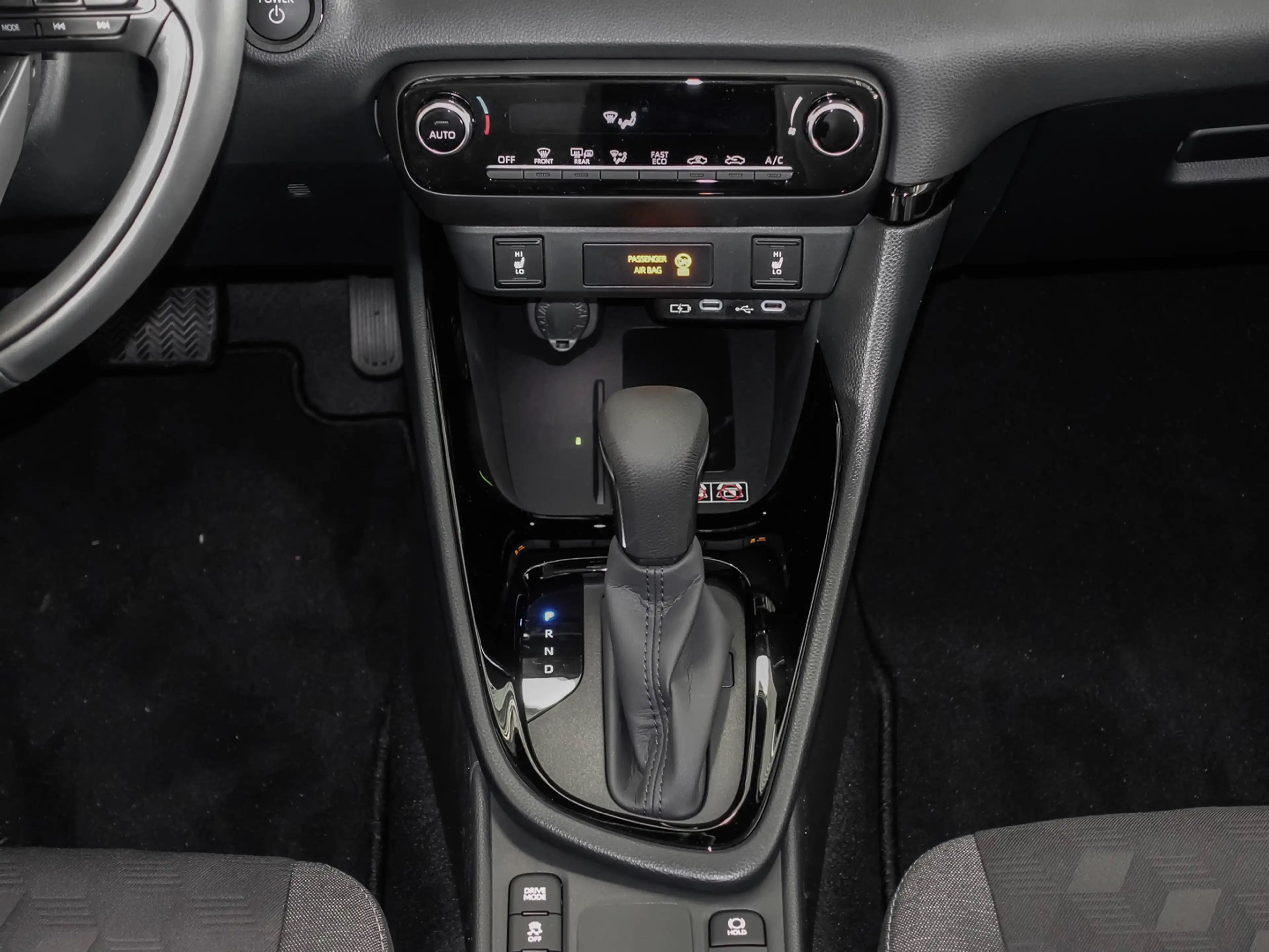 Toyota Yaris Hybrid Teamplayer +Comfort P. +div.Farben+ — photo 10