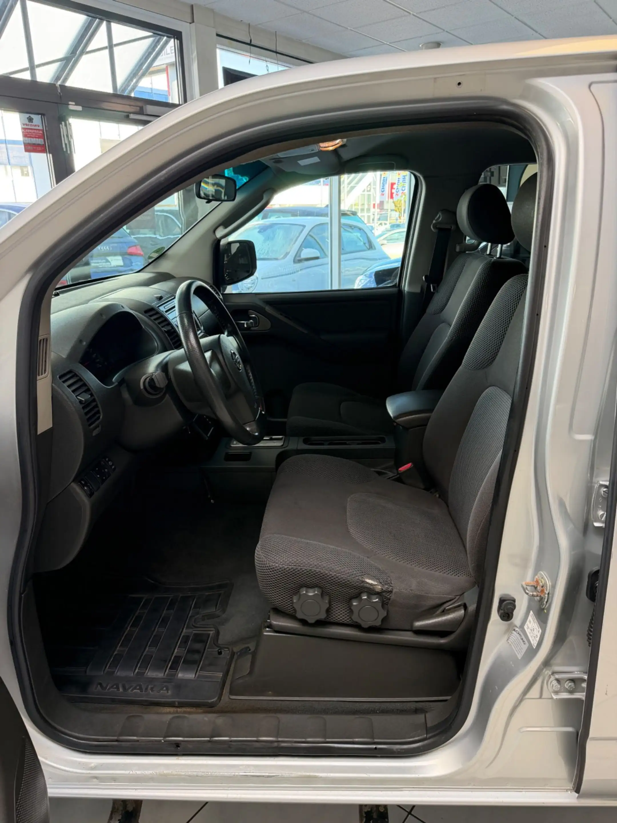 Nissan Navara 2.5 dCi DPF Double Cab SE 4x4 — photo 13