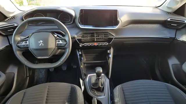 Peugeot 208 view 11
