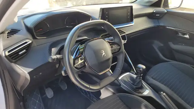 Peugeot 208 view 8
