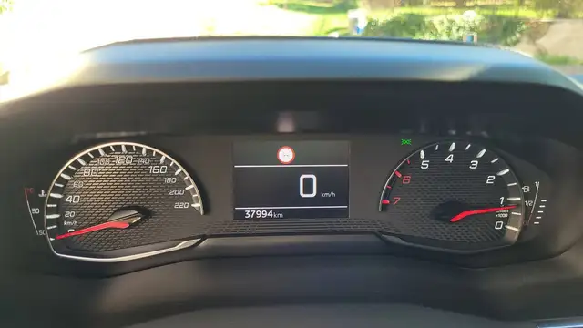 Peugeot 208 view 12