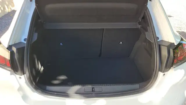 Peugeot 208 view 14