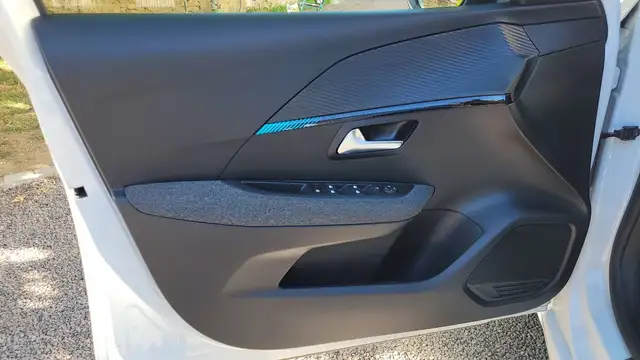 Peugeot 208 view 7