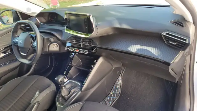 Peugeot 208 view 10