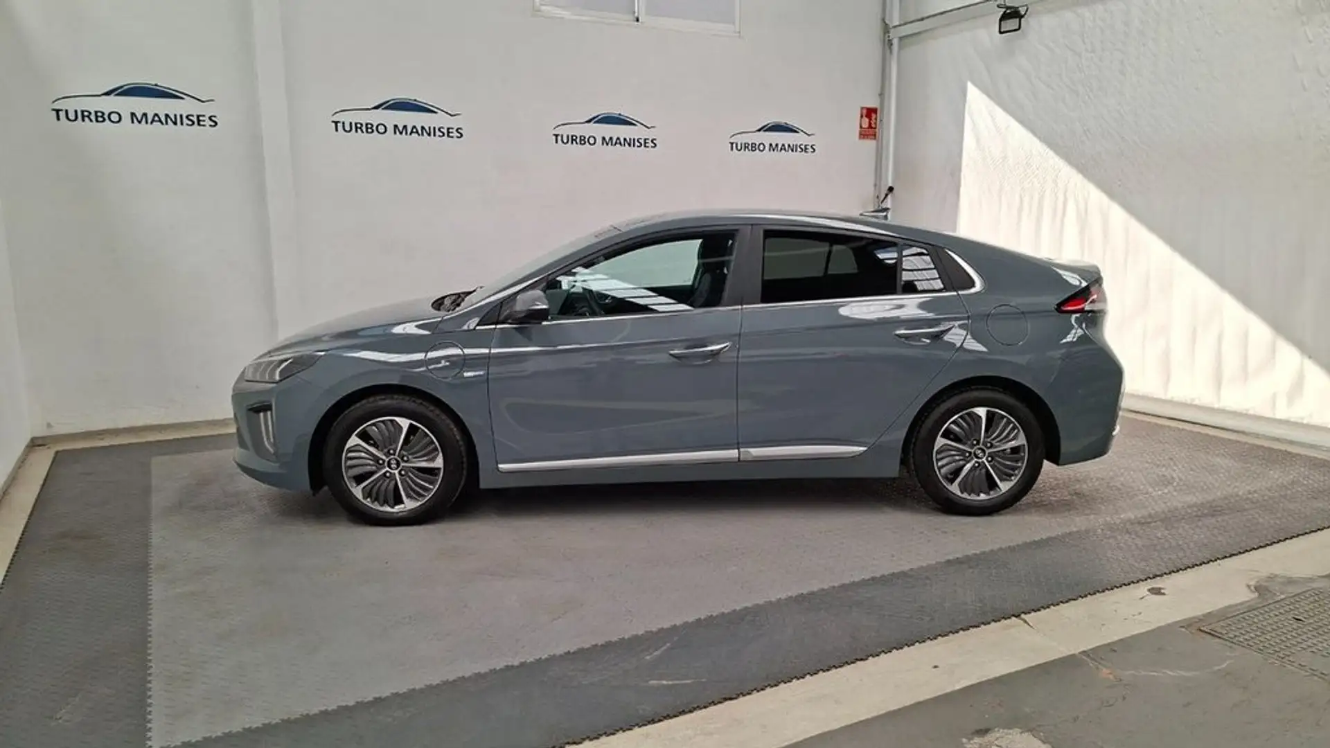 Hyundai IONIQ 1.6 GDI PHEV Tecno DCT Gris - 2