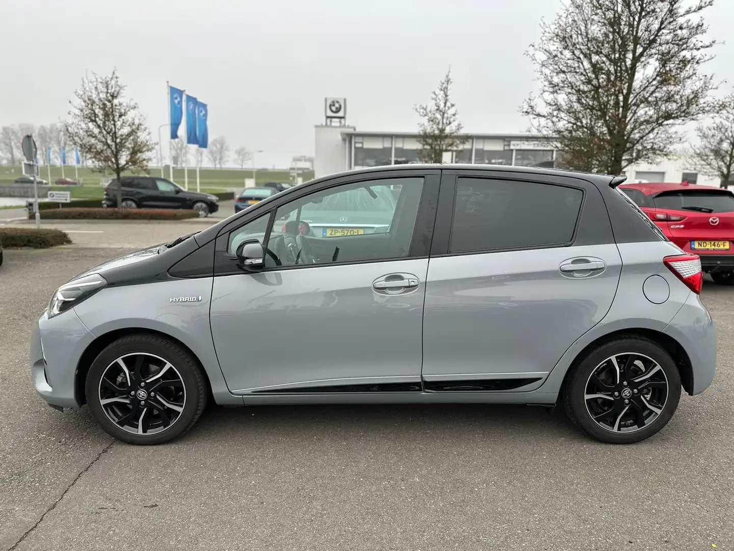 Toyota Yaris 1.5 Hybrid Bi-Tone Plus Aut. | Pano | Camera | Cru Gris - 2