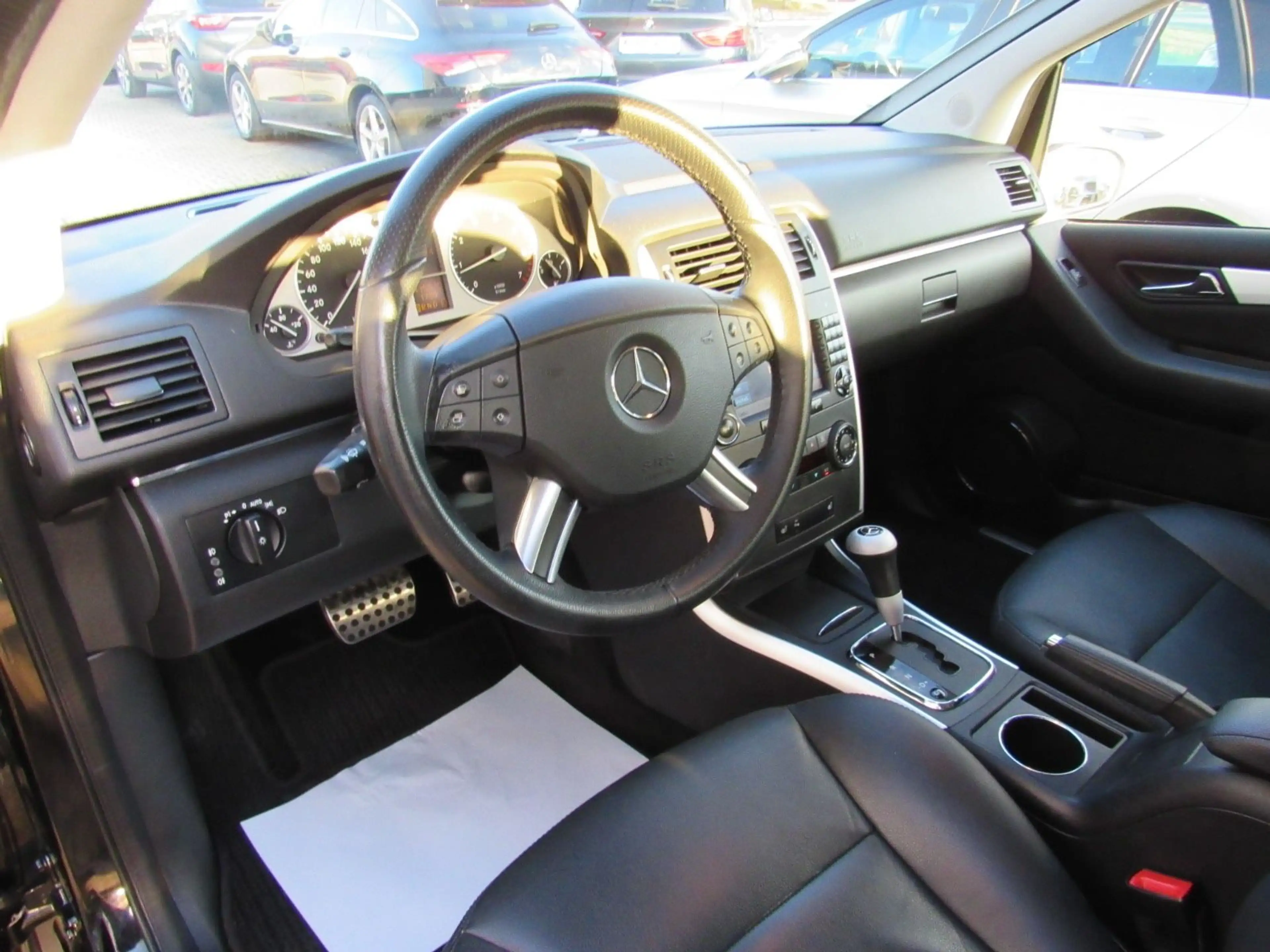 Mercedes-Benz B 200 PDC/KLIMAA/SHZ/NAVI/XENON — photo 12