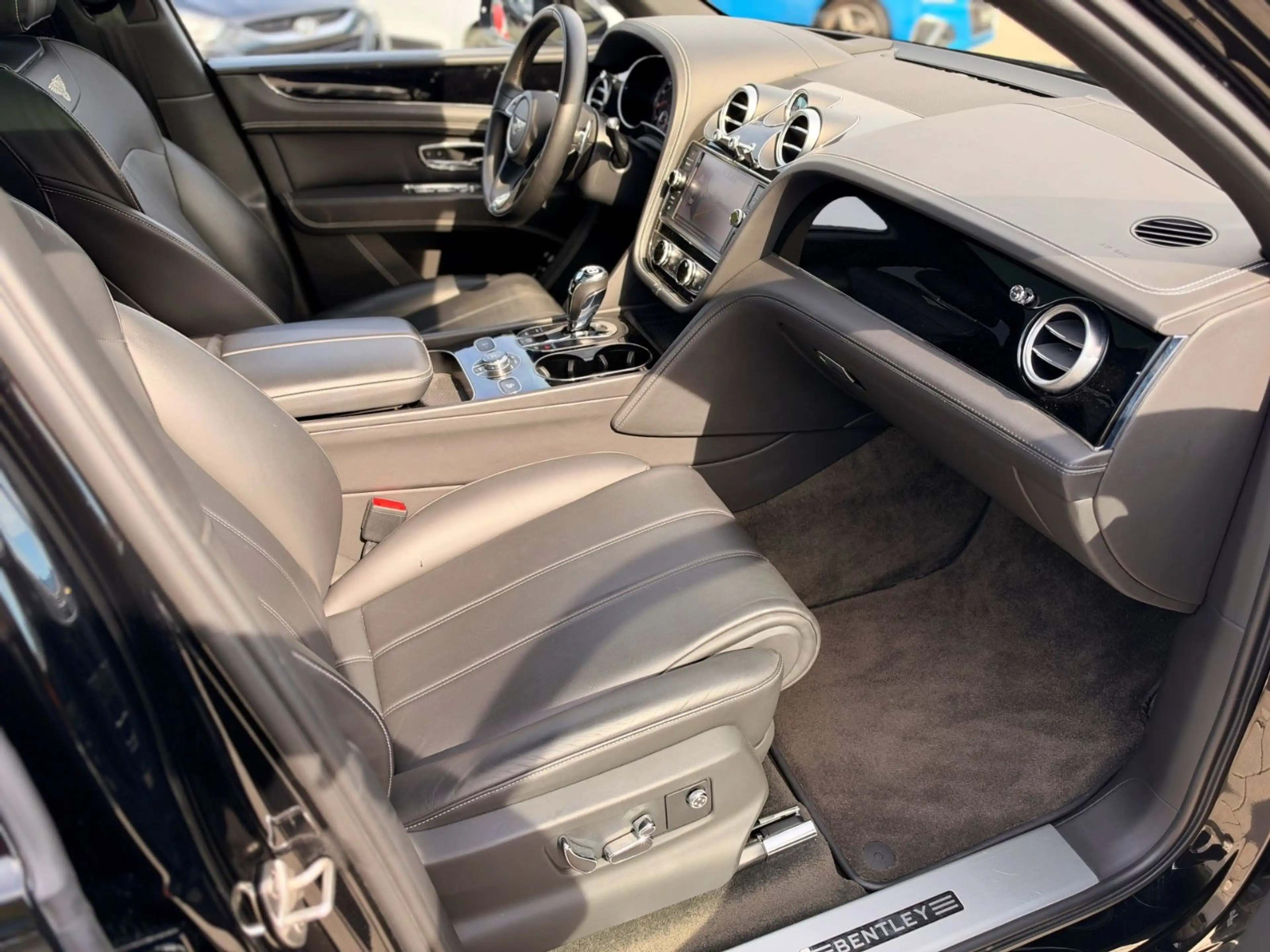 Bentley Bentayga 4.0 V8 4WD/SOFT-CLOSE/HUD/ACC/PANO/360° — photo 8