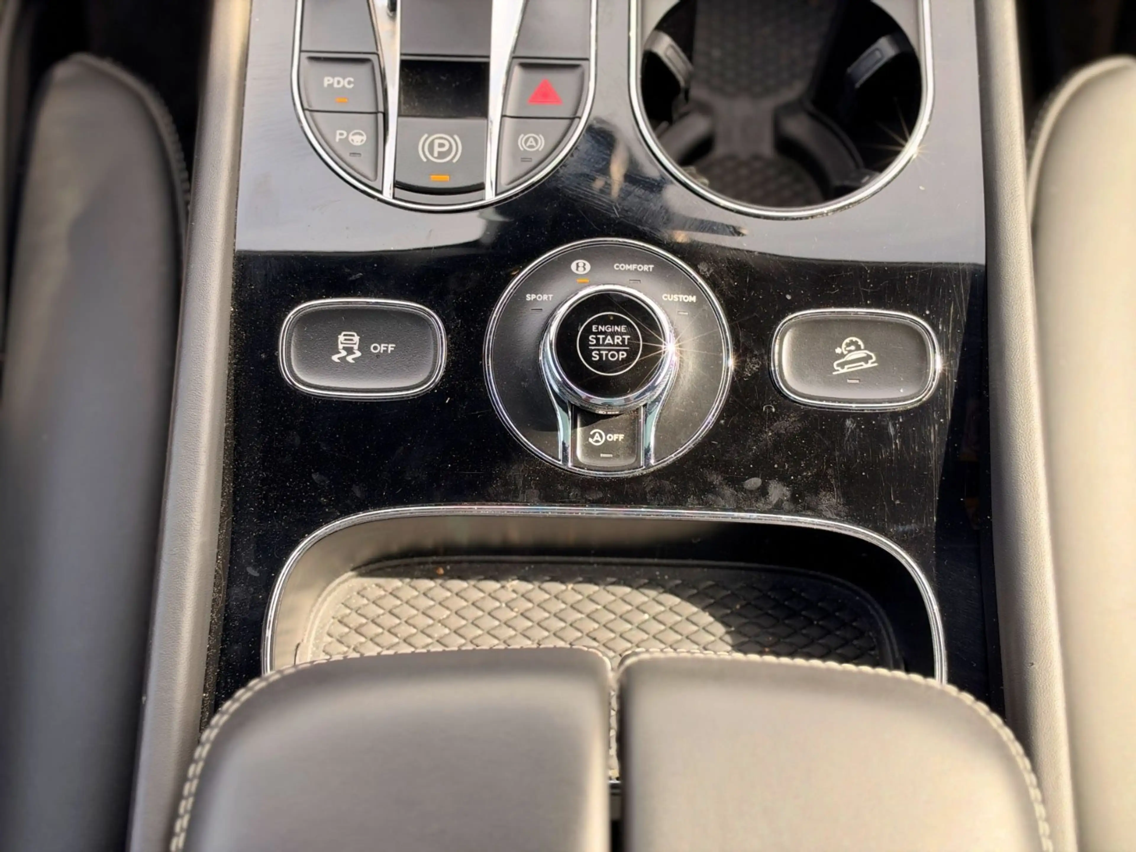 Bentley Bentayga 4.0 V8 4WD/SOFT-CLOSE/HUD/ACC/PANO/360° — photo 13