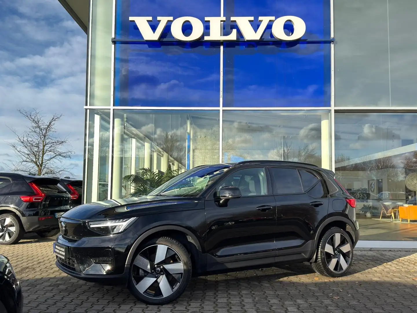 Volvo XC40 Twin Motor Plus Recharge Pure Electric Schwarz - 1