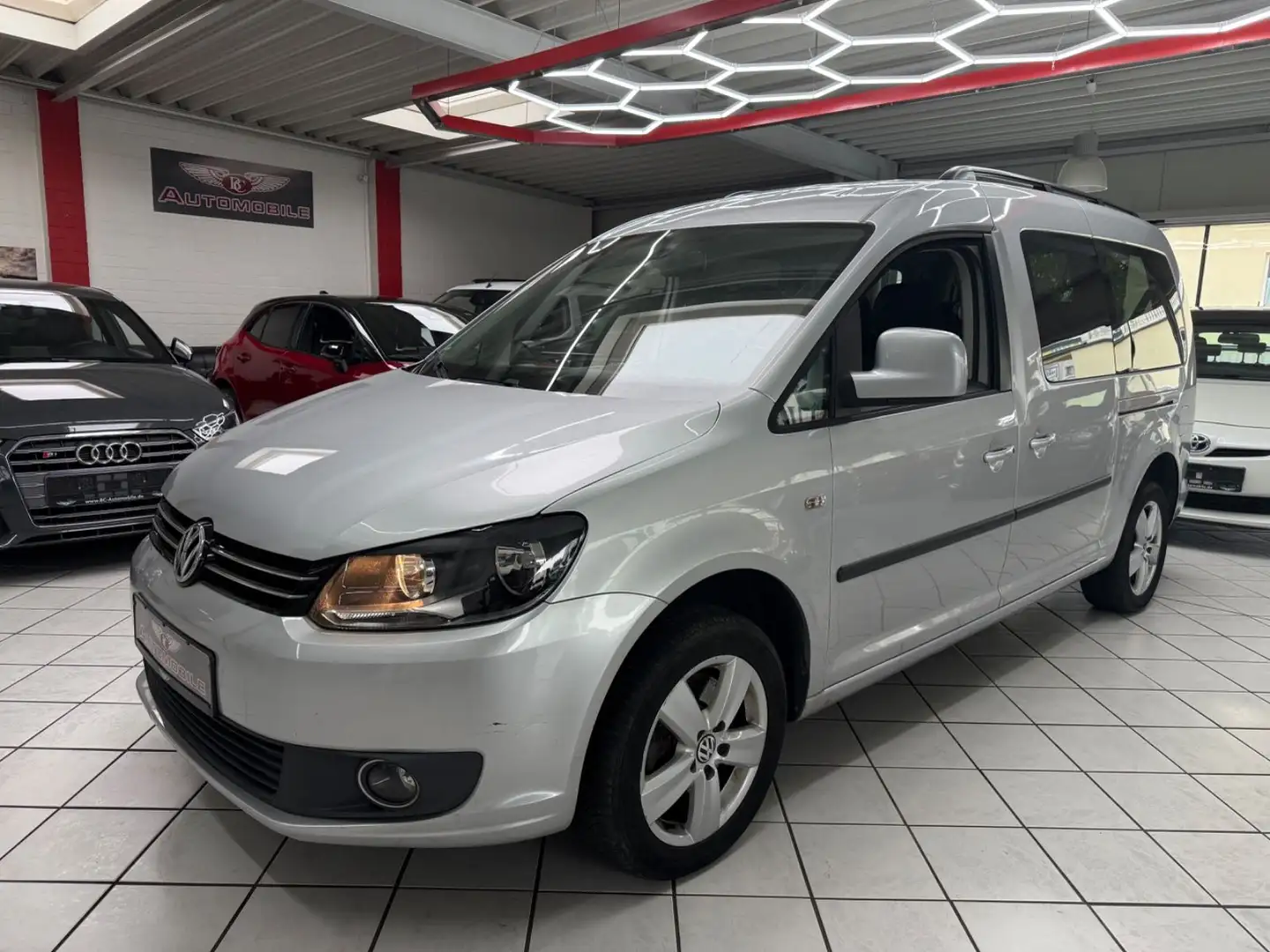 Volkswagen Caddy Maxi Comfortline 1.6 TDI 7 SITZER AHK NAVI Silber - 1