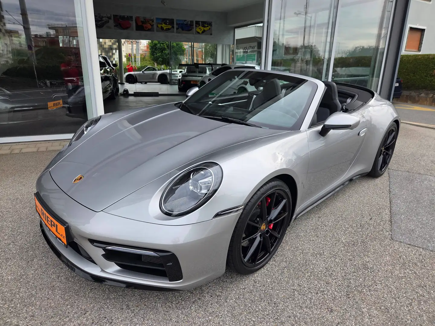 Porsche 992 Carrera S Cabrio Sport Design 18 Wege Matrix Bose ACC Kamera Approved Silber - 1