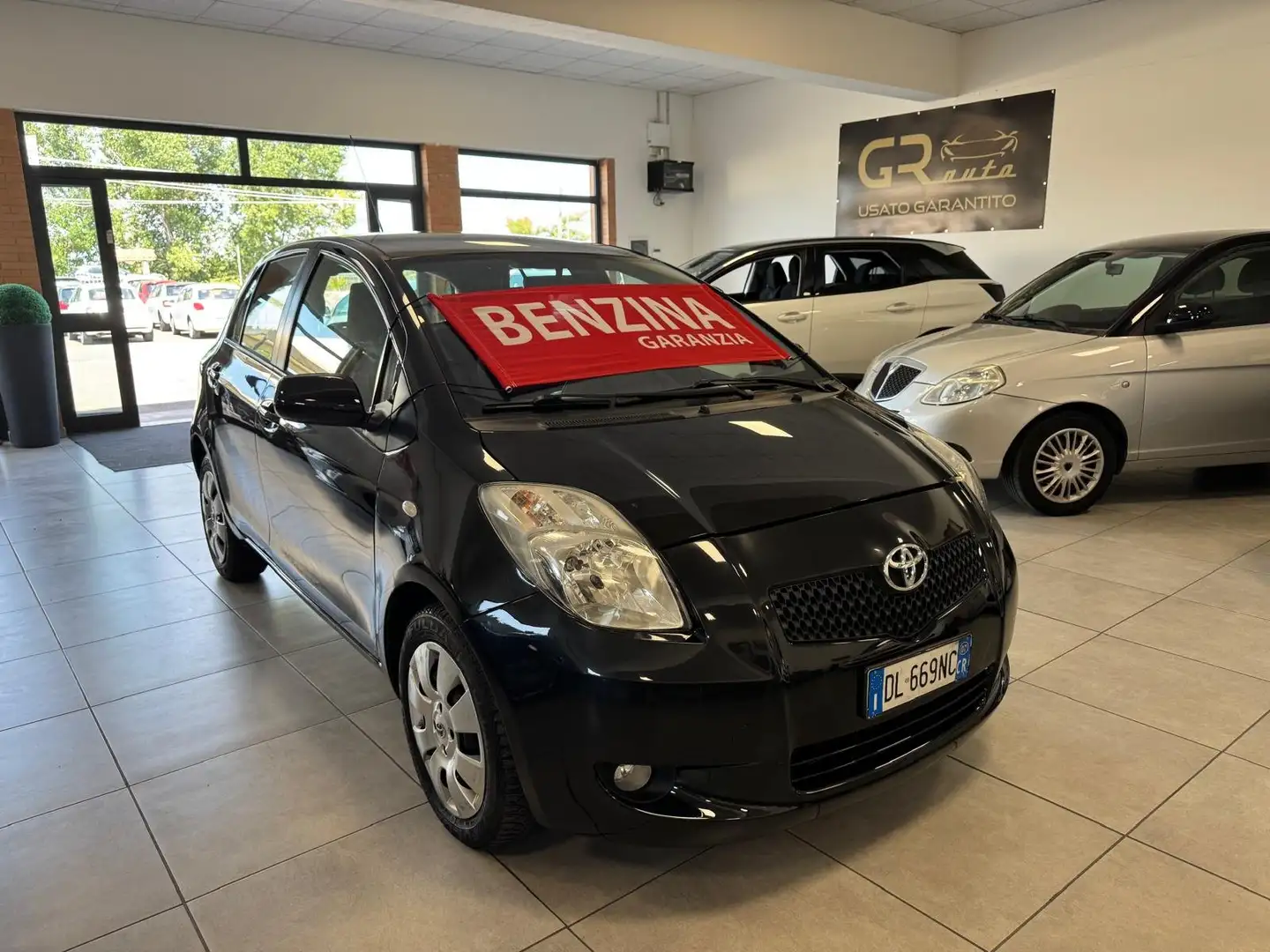 Toyota Yaris Yaris 5p 1.3 Sol Negro - 1