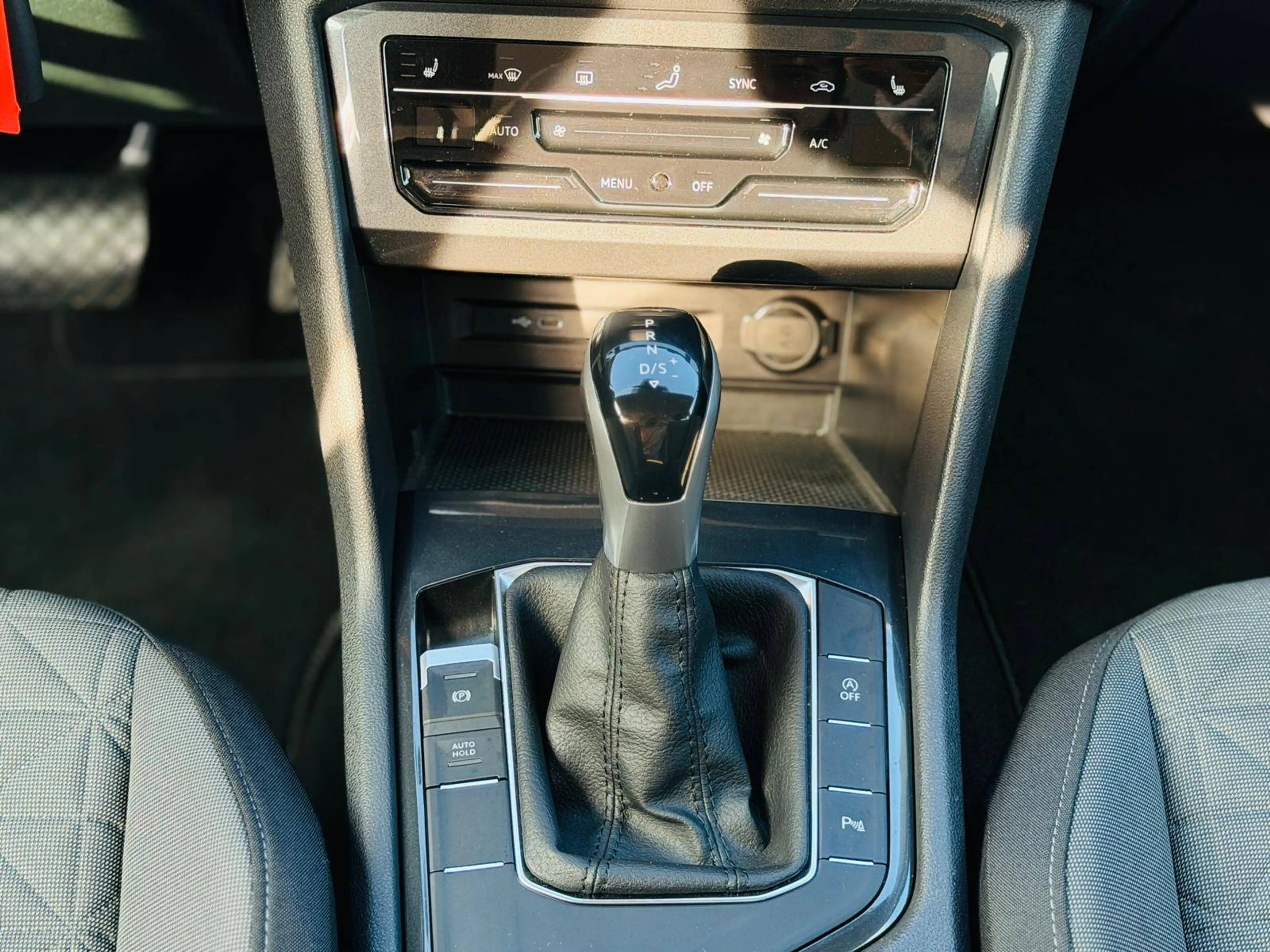 Volkswagen Tiguan 2.0 Life AHK TÜV & Service neu Garantie Finanzierung möglich — photo 14