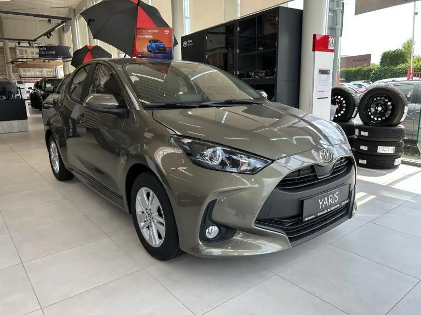 Toyota Yaris Dynamic Brons - 1