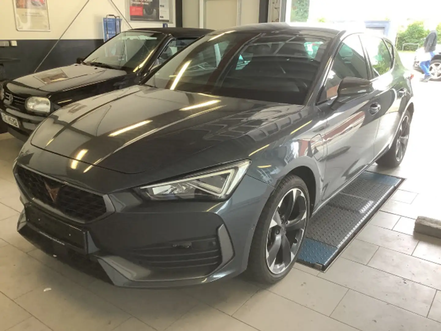 SEAT Leon 1.4 e-HYBRID DSG Kamera Nav Keyless CarPlay Gris - 2