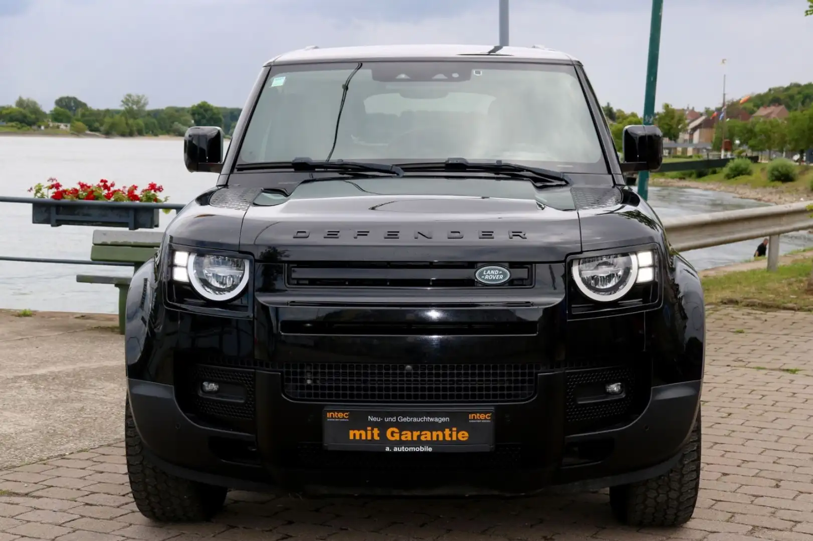 Land Rover Defender 110 Basis BLACK EDITION/ PANO/360°K/AHK Schwarz - 2
