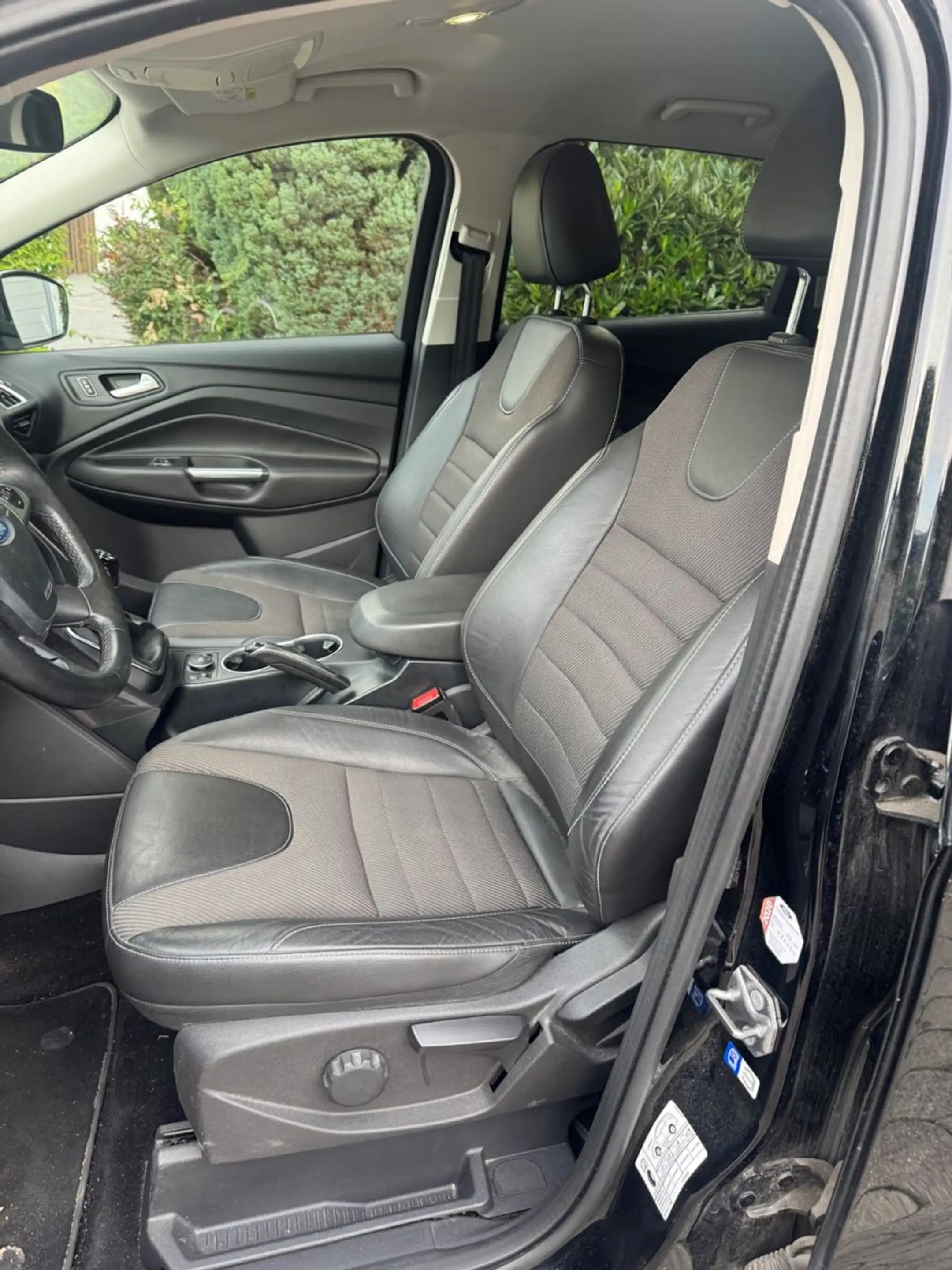 Ford Kuga Titanium 1.6 *TÜV 04/28*Navi*SHZ* — photo 10