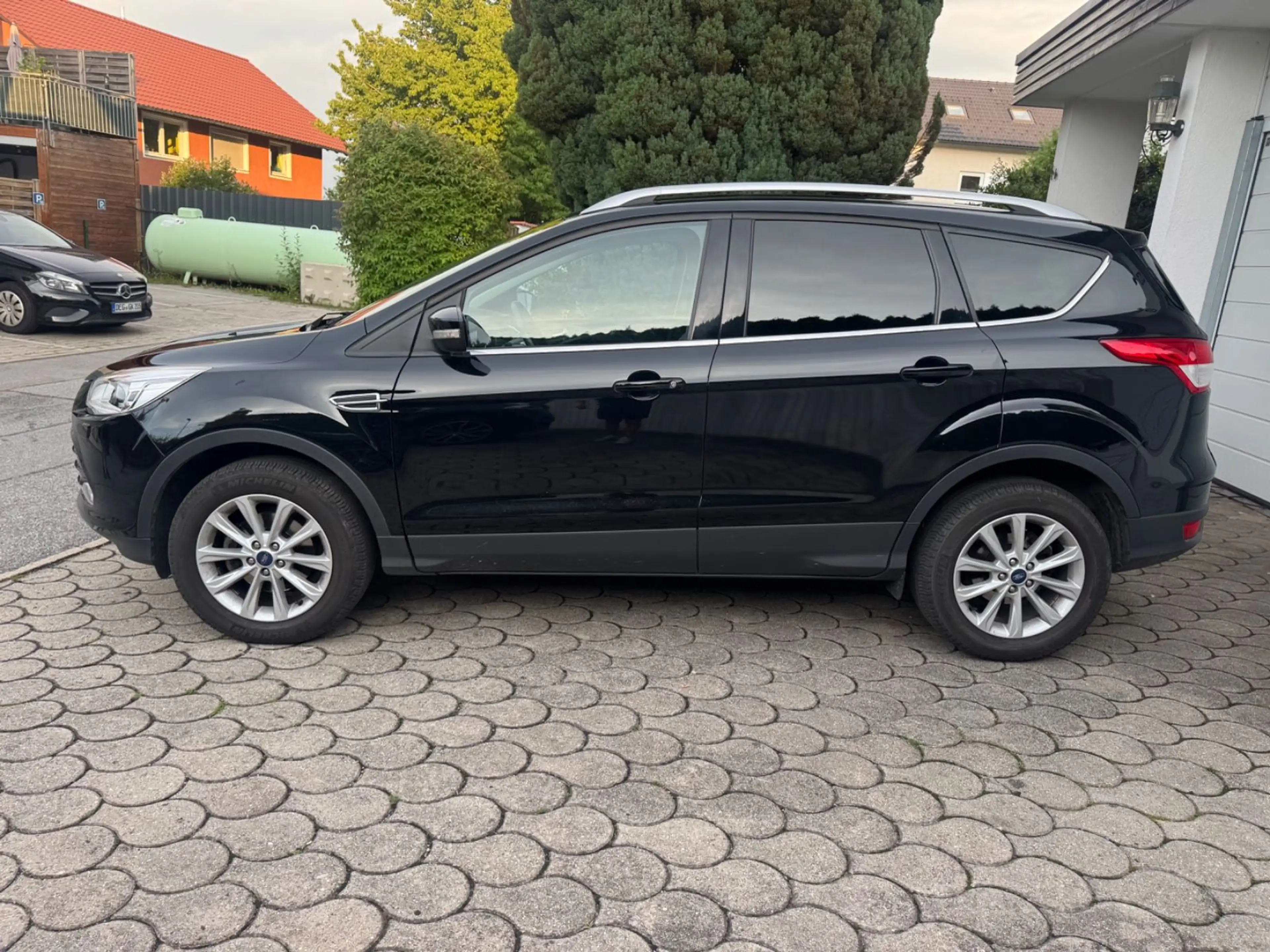 Ford Kuga Titanium 1.6 *TÜV 04/28*Navi*SHZ* — photo 3