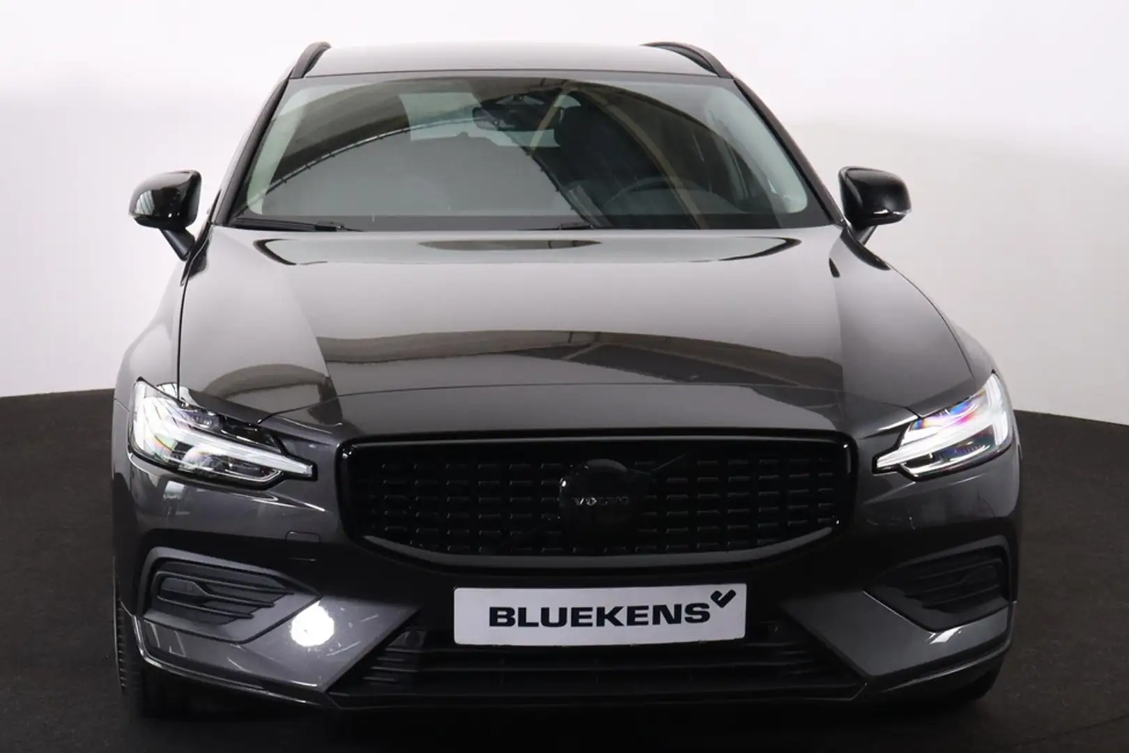 Volvo V60 B4 Essential Edition - IntelliSafe Assist & Surrou Grijs - 2