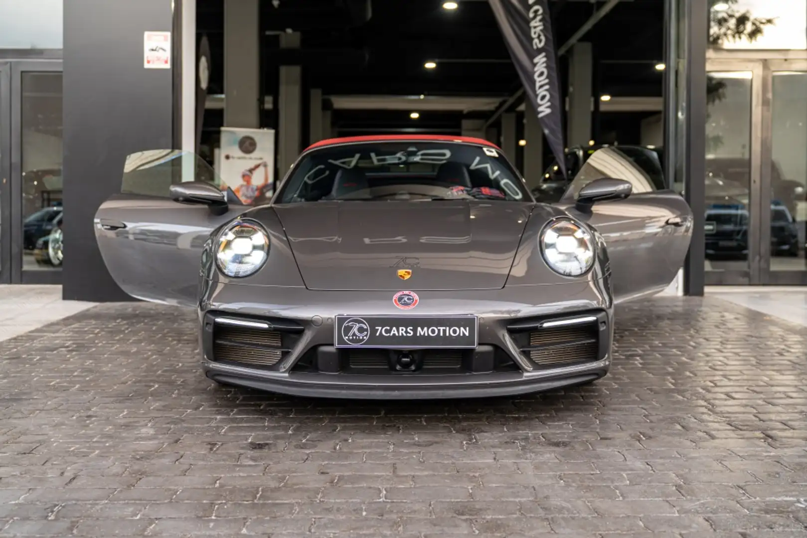 Porsche 992 Carrera GTS Cabriolet PDK Grijs - 1