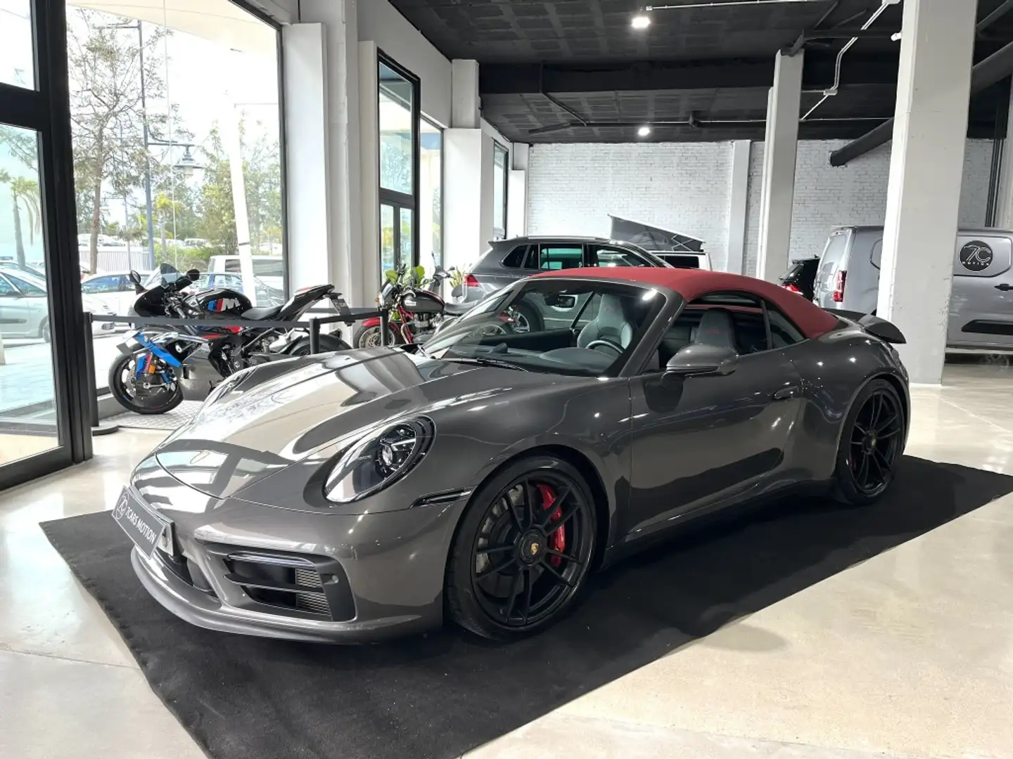 Porsche 992 Carrera GTS Cabriolet PDK Grijs - 1