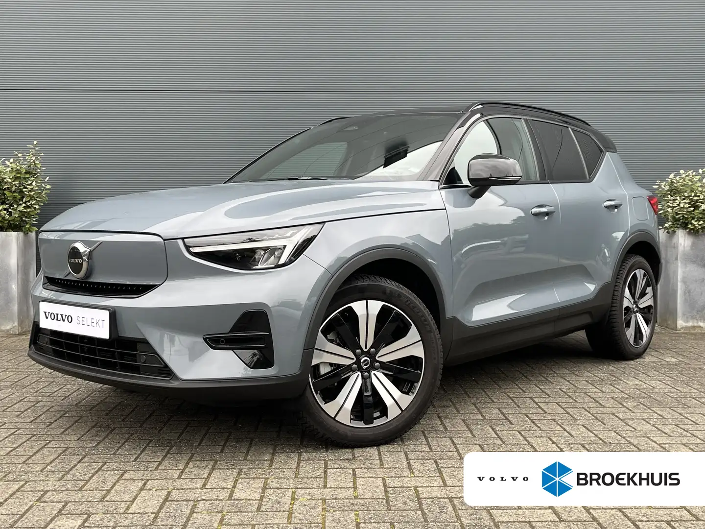 Volvo XC40 Recharge Core 70 kWh Grau - 1
