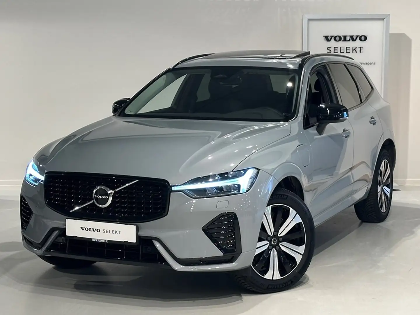 Volvo XC60 T6 Recharge Dark Plus + electr trekhaak Grijs - 1