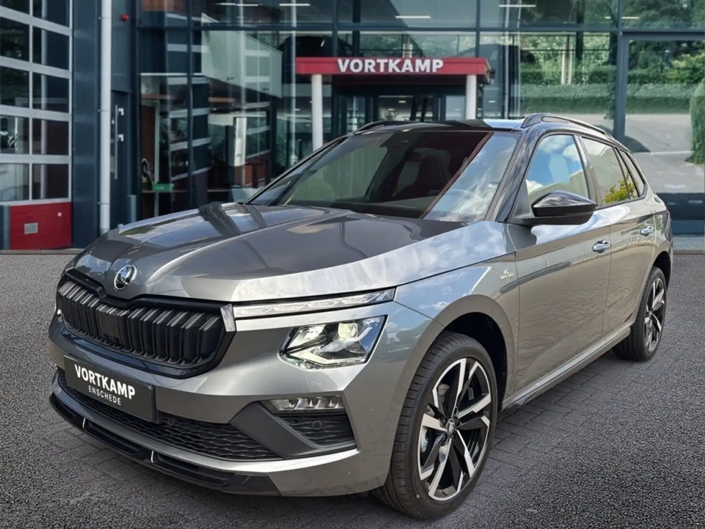 Skoda Kamiq 1.0 TSI DSG MONTE CARLO GLASDAK/CAMERA/TREKHAAK/NA Grijs - 1