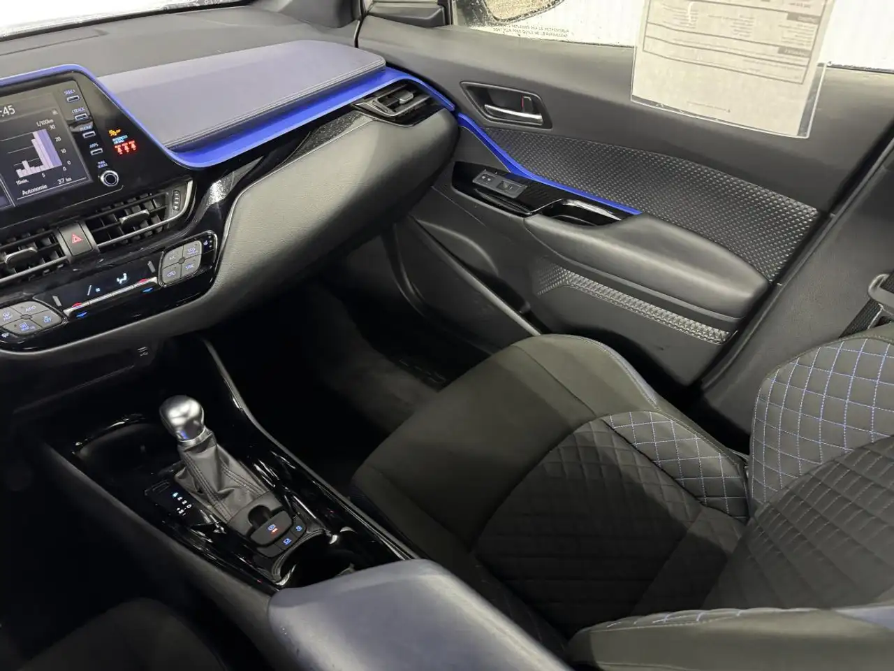 Toyota C-HR снимка Toyota C-HR