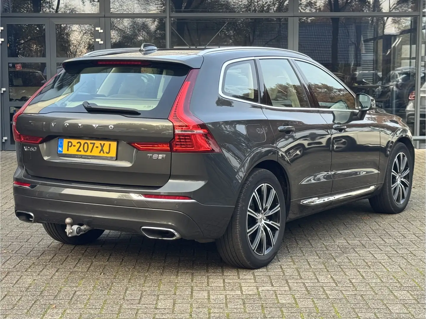 Volvo XC60 2.0 T8 Twin Engine AWD Inscription Luchtvering/Tre Grijs - 2