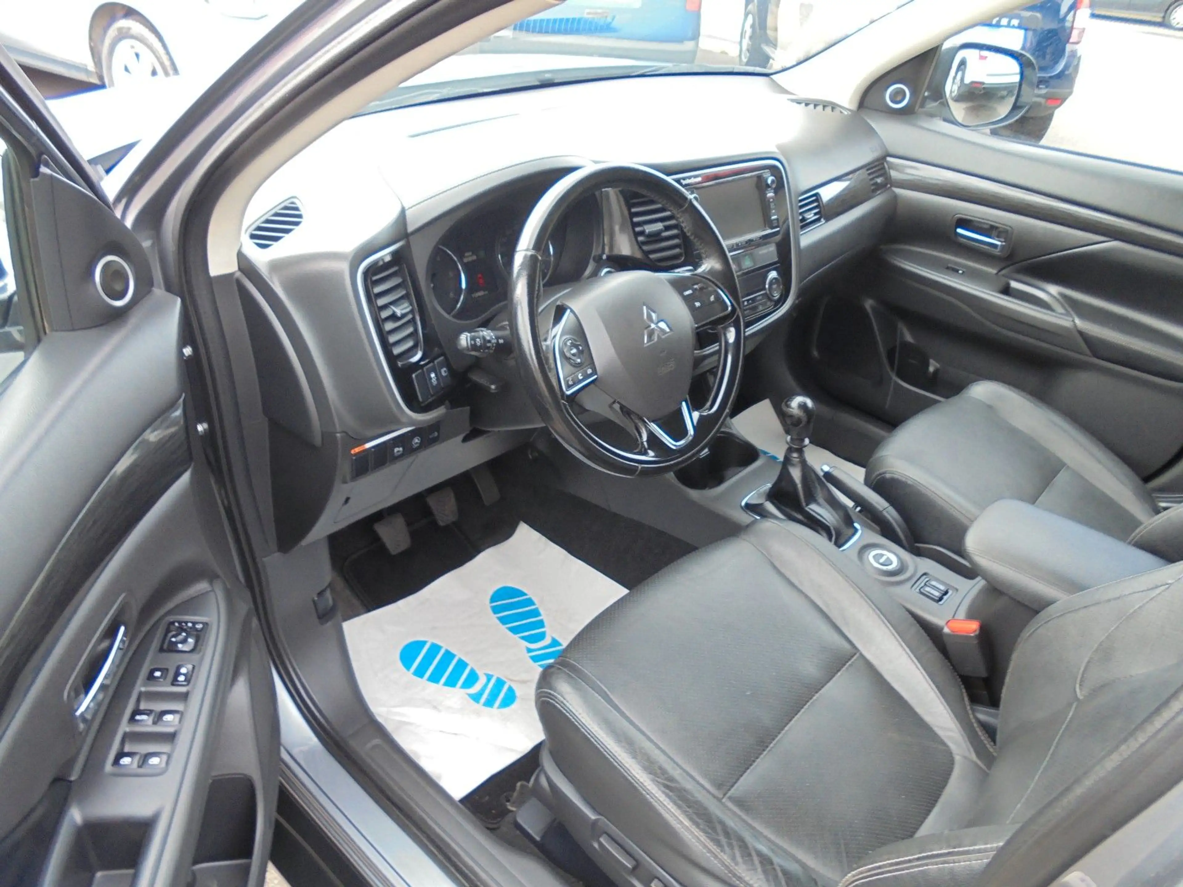 Mitsubishi Outlander Top 4WD — photo 12