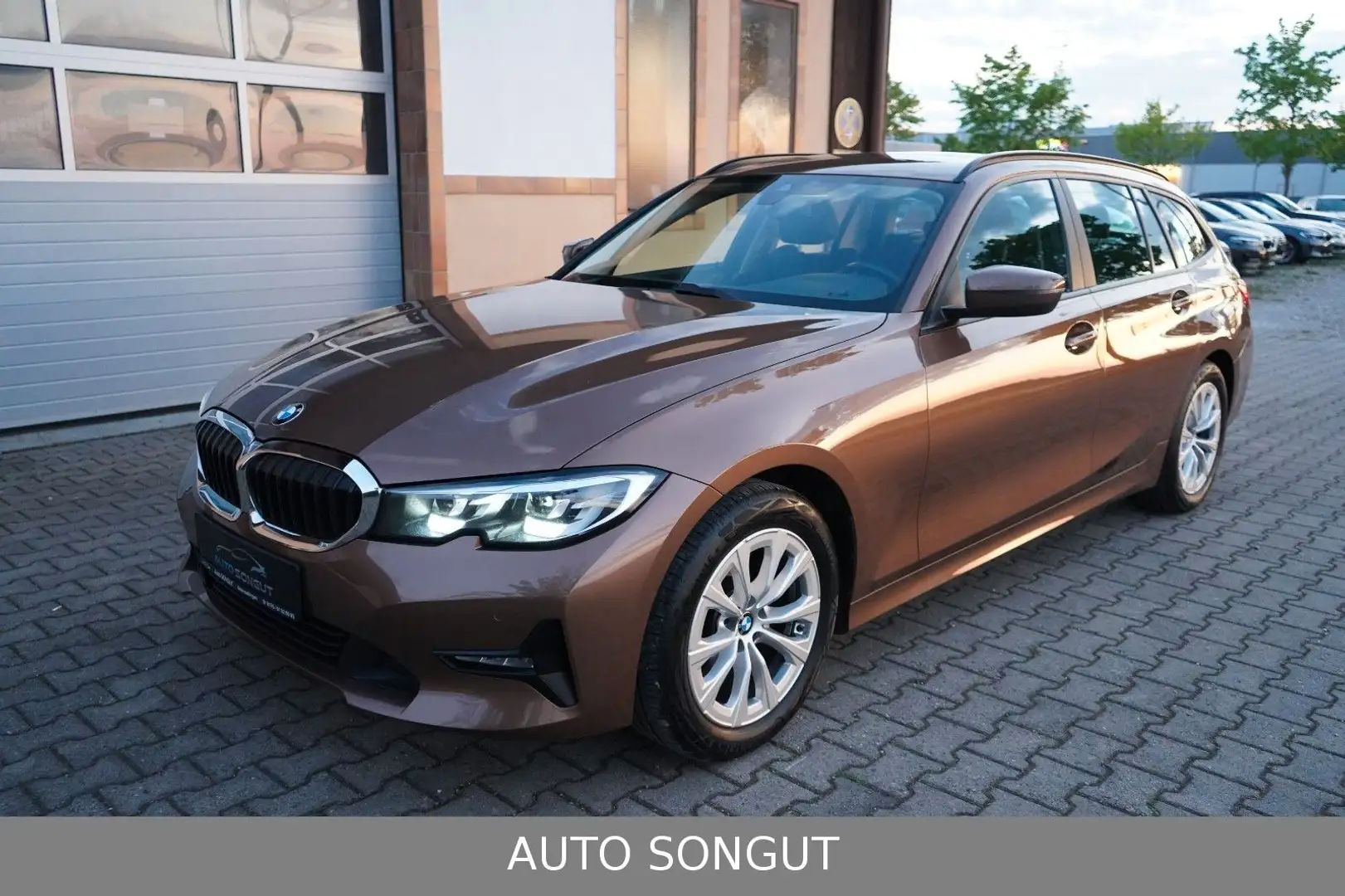 BMW 318 d Touring*1.HAND*NAVI*LED*LEDER*SPORTSITZE* - 2