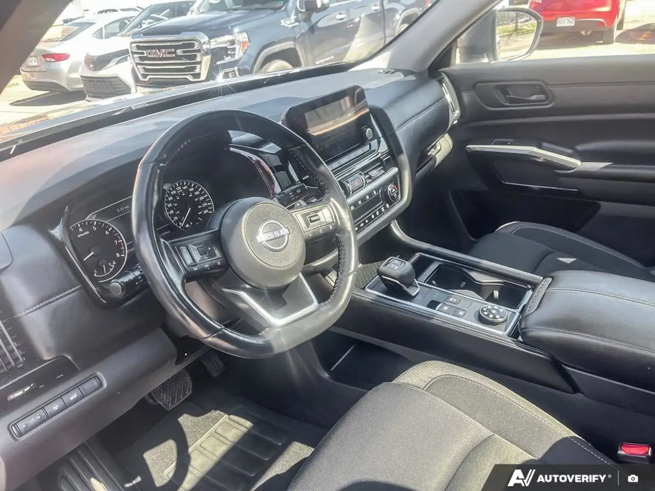 Nissan Pathfinder снимка Nissan Pathfinder