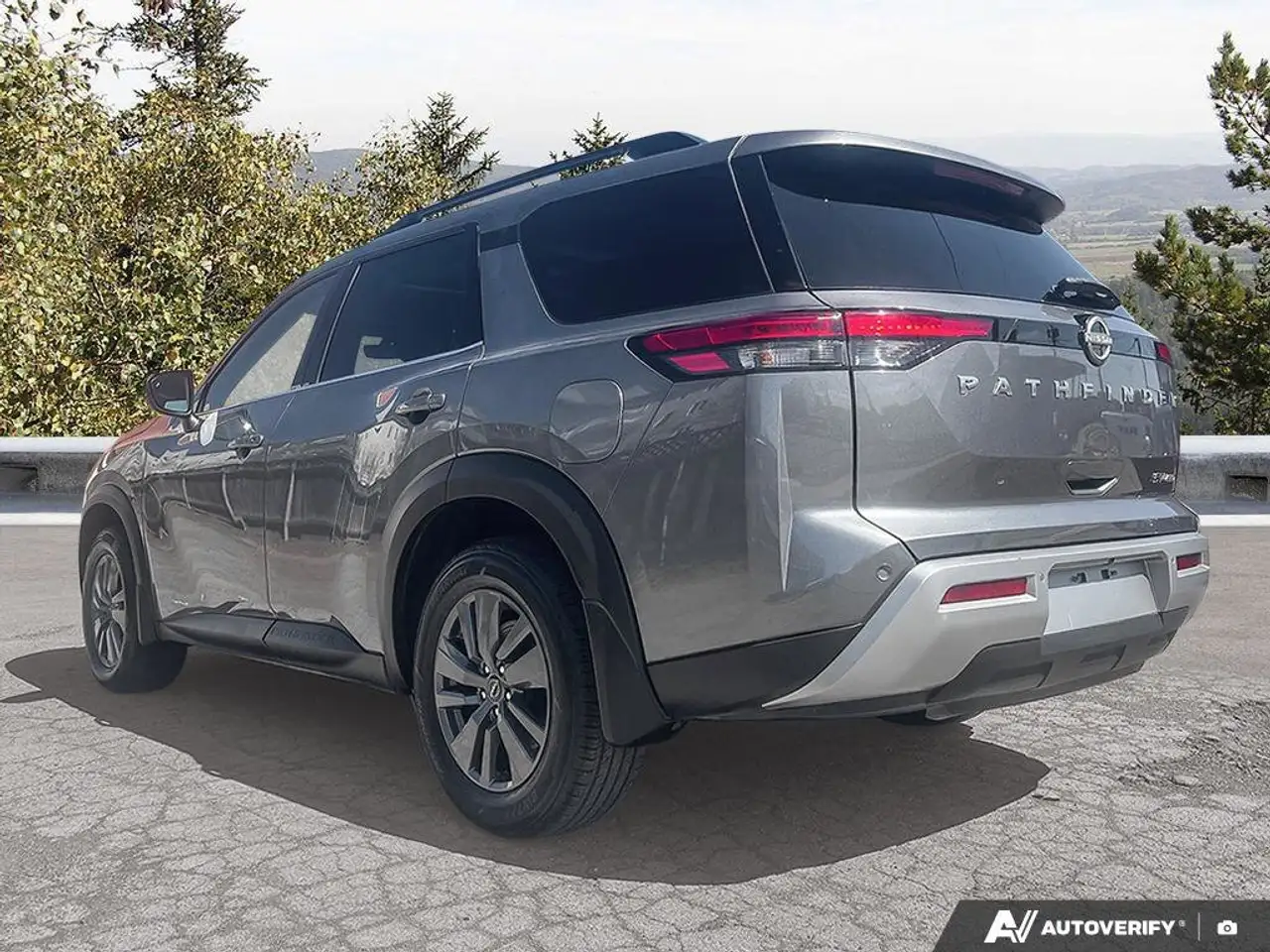 Nissan Pathfinder снимка Nissan Pathfinder