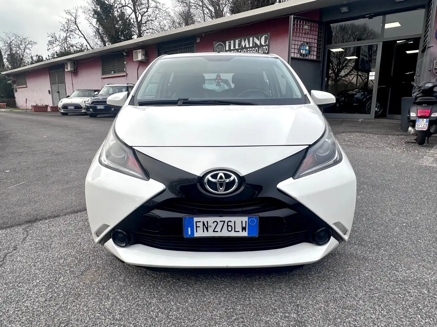 Toyota Aygo 1.0 VVT-i 69 CV 5 porte x-play AUTOMATICA TSS MMT Bianco - 2