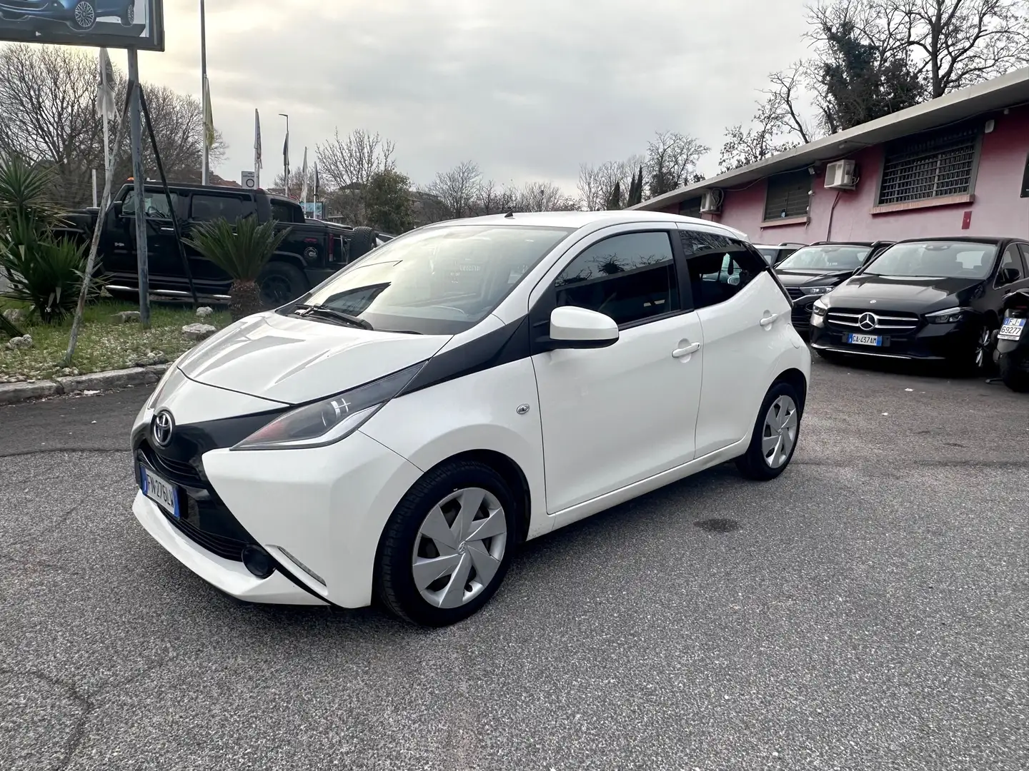Toyota Aygo 1.0 VVT-i 69 CV 5 porte x-play AUTOMATICA TSS MMT Bianco - 1