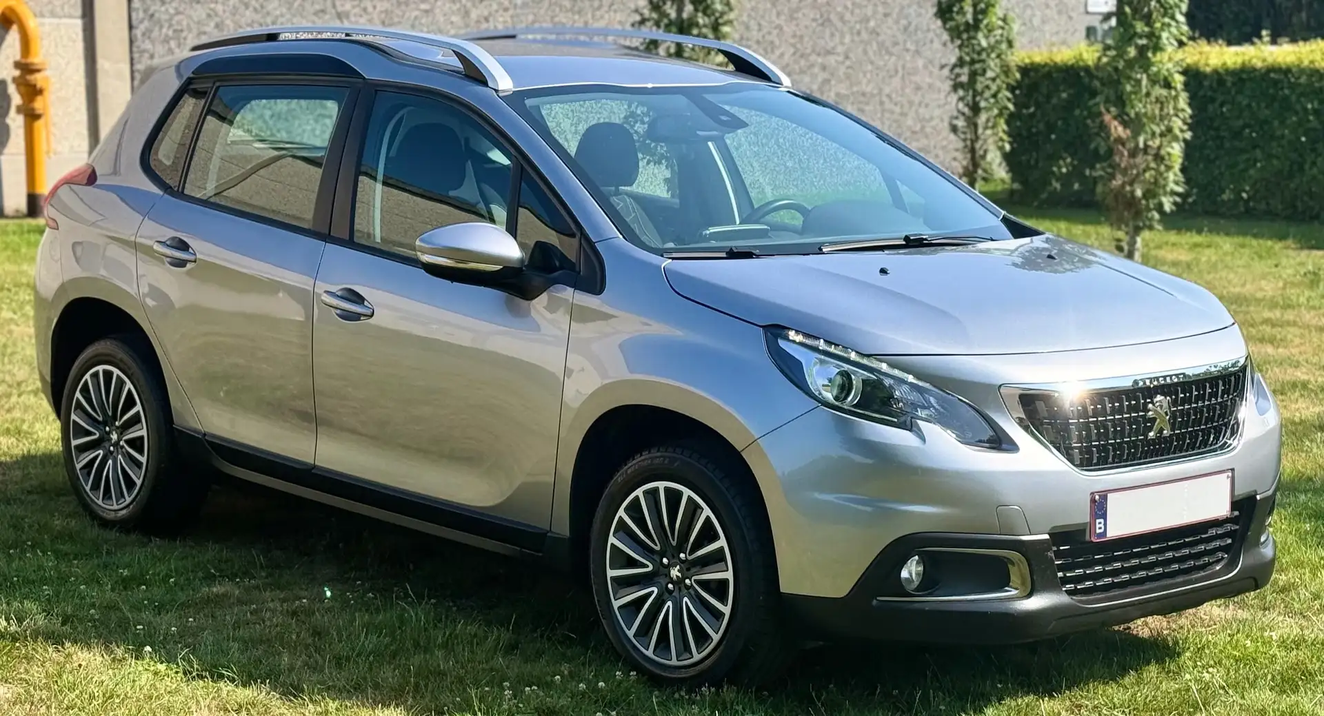 Peugeot 2008 1.2 PureTech Allure S Grau - 1