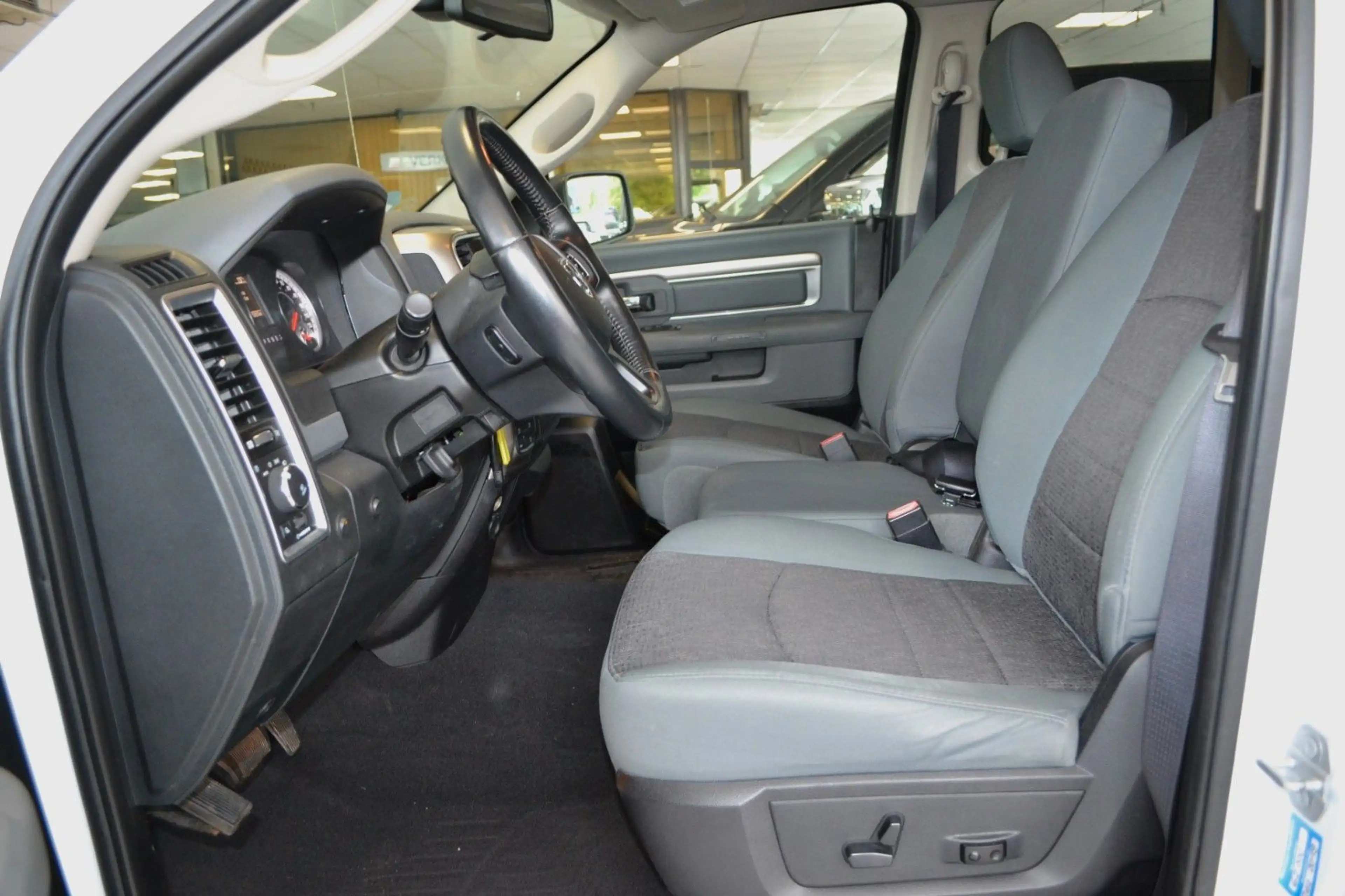 Dodge RAM 1500 HEMI 5,7 V8 , SLT - 4X4 — photo 3