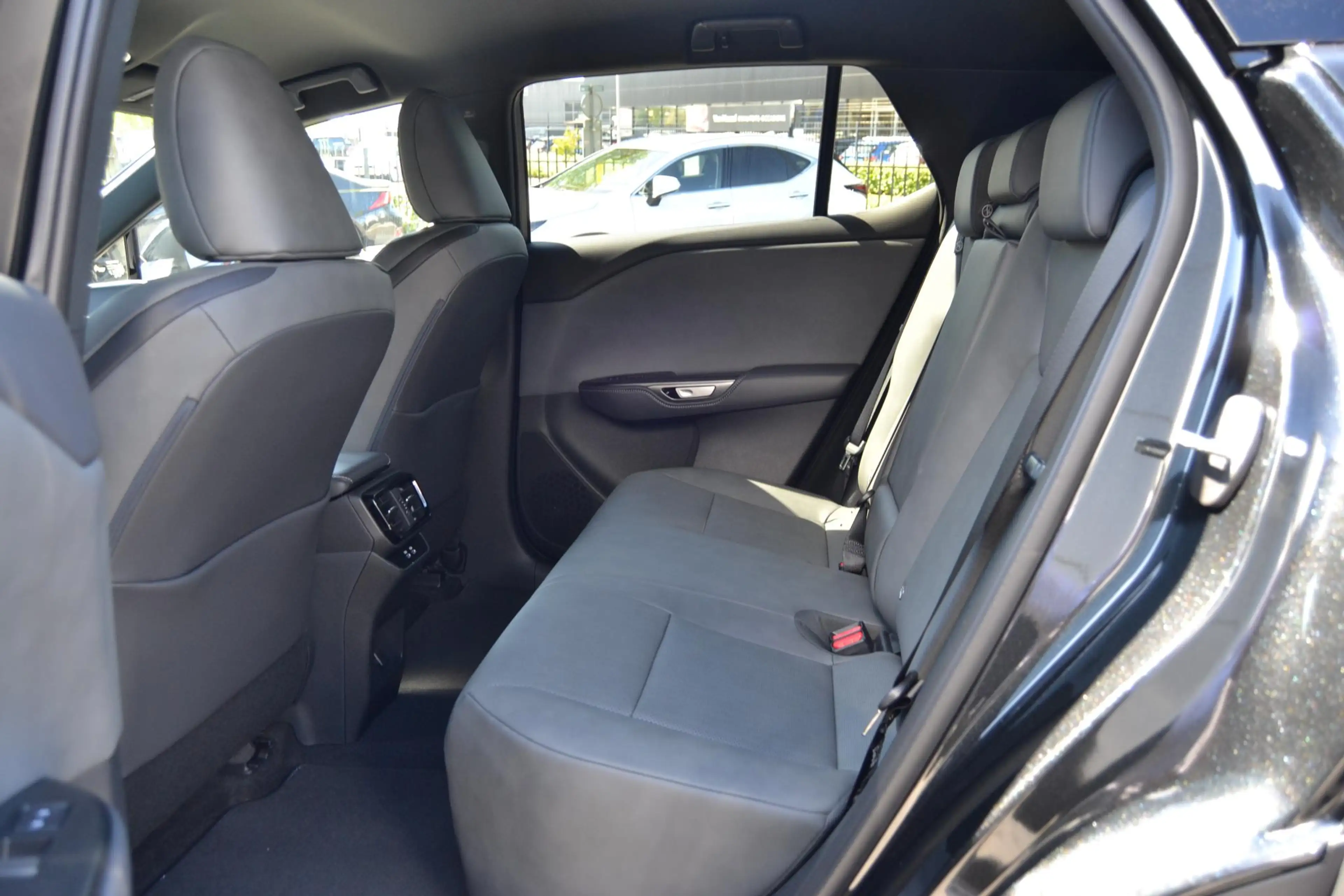Lexus RZ 350e Luxury Line 77 kWh DIRECT LEVERBAAR 360-CAM S — photo 29